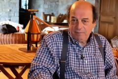 Ανάμεσα σε δύο κανάλια ο Μανούσος Μανουσάκης