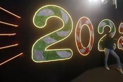 Πρωτοχρονιά 2022: «Σιωπηλή» υποδοχή σε δεκάδες χώρες που μάχονται την πανδημία
