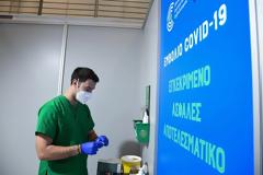 Υποχρεωτικός εμβολιασμός: «Παγώνει» για λίγες ημέρες για τους άνω των 50. Τι μελετά η κυβέρνηση