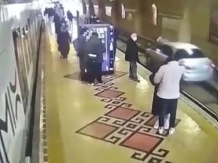 Φωτογραφία για Τρελή πορεία αυτοκινήτου πάνω στις γραμμές του μετρό σπέρνει τον τρόμο