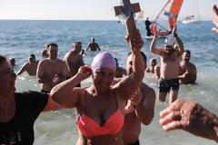 Θεοφάνεια: Η ρίψη του σταυρού στη σκιά της μετάλλαξης Όμικρον