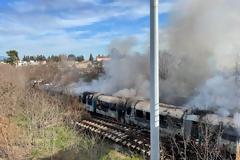 Στις φλόγες εγκαταλελειμμένα βαγόνια στη Λάρισα