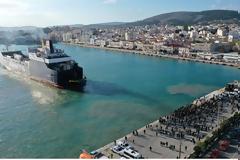 Χίος: Οι κάτοικοι έδιωξαν πλοίο με μηχανήματα για την κατασκευή της κλειστής δομής προσφύγων