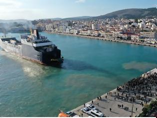 Φωτογραφία για Χίος: Οι κάτοικοι έδιωξαν πλοίο με μηχανήματα για την κατασκευή της κλειστής δομής προσφύγων