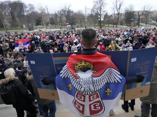 Φωτογραφία για Νόβακ Τζόκοβιτς: Εκατοντάδες Σέρβοι στη διαδήλωση στο Βελιγράδι