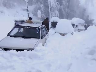 Φωτογραφία για Σοκ στο Πακιστάν: Τουλάχιστον 21 άνθρωποι νεκροί, αποκλείστηκαν στα οχήματά τους εξαιτίας χιονοθύελλας