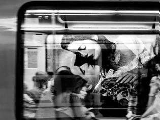 Φωτογραφία για Φωτογράφος βγάζει ποιητικές φωτο αγνώστων στο μετρό του Παρισιού κατά τη διάρκεια της διαδρομής.