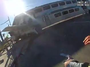 Φωτογραφία για Λος Άντζελες: Έσωσαν πιλότο αεροπλάνου δευτερόλεπτα πριν τον χτυπήσει τρένο! Βίντεο ντοκουμέντο με τις δραματικές στιγμές
