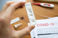 Γιατί βγαίνουν ψευδώς θετικά τα rapid tests - Λήψη δείγματος και από το στόμα;