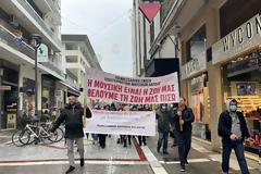 Λάρισα: Τραγουδώντας, υπό βροχή, διαμαρτυρήθηκαν οι καλλιτέχνες