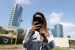 Τέλος κινητής τηλεφωνίας: Απαλλάσσονται συνδρομητές 15 - 29 ετών, στο gov.gr η αίτηση