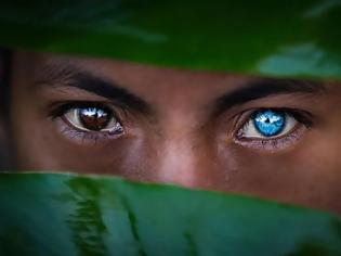 Φωτογραφία για Γενετική πάθηση δίνει σε ιθαγενείς της Ινδονησίας τα πιο διαπεραστικά μπλε μάτια του κόσμου