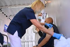 Τέταρτη δόση: «Κλείδωσε» από την Επιτροπή Εμβολιασμών, πότε και ποιοι θα την κάνουν