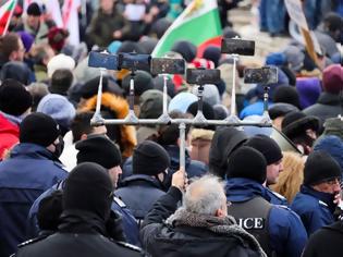 Φωτογραφία για Κοροναϊός - Βουλγαρία: Απόπειρα εισβολής στο κοινοβούλιο από χιλιάδες αντιεμβολιαστές
