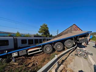 Φωτογραφία για Αυλίδα: Πώς έγινε η σύγκρουση τρένου με φορτηγό - Η κίνηση που έσωσε τους δύο μηχανοδηγούς