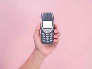 Φωτογραφία για Ποια smartphones; Τα oldies κινητά κάνουν δυναμική επιστροφή – ΠΕΡΙΛΑΜΑΝΟΥΝ και Φιδάκι