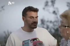 Άκης Πετρετζίκης: “Λύγισε” στον αέρα της εκπομπής– «Οκτώ χρόνια έχει φύγει από τη ζωή»