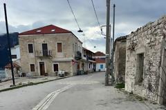 Ξεκινούν οι εργασίες του βιολογικού καθαρισμού σε ένα πρώτο τμήμα του πεζοδρόμου του Μύτικα.