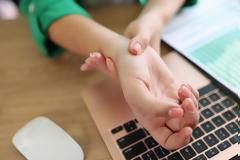 Σύνδρομο καρπιαίου σωλήνα: Συμπτώματα και αντιμετώπιση