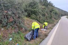 Η αντικοινωνική συμπεριφορά του πετάγματος σκουπιδιών παράπλευρα στους δρόμους, από ασυνείδητους οδηγούς.