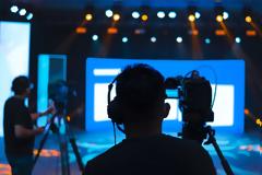 Νέα ανατρεπτική κωμική σειρά ετοιμάζει η ΕΡΤ – Στο προσκήνιο το παρασκήνιο της τηλεόρασης