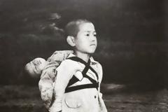 Το αγόρι που κουβαλά τον νεκρό αδερφό του στο Ναγκασάκι