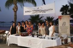 Ο Πολιτιστικός Λαογραφικός Σύλλογος Γυναικών Αστακού  διοργάνωσε μια ξεχωριστή : Έκθεση Τοπικών Προϊόντων και Δημιουργιών,  στην παραλία του Αστακού.