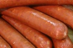 Ανακαλούνται λουκάνικα που περιέχουν παθογόνα βακτήρια