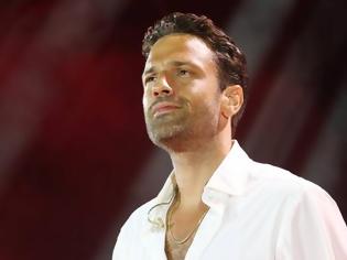 Φωτογραφία για Ο Κωνσταντίνος Αργυρός σταμάτησε τη συναυλία για να πανηγυρίσει τη νίκη της Εθνικής