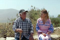 «Ό,τι αξίζει»: Η νέα τηλεοπτική πρόταση που υμνεί τον άνθρωπο στην ΕΡΤ1