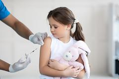 Παιδίατροι: Απαράδεκτες και επικίνδυνες οι δηλώσεις Τραμπ για τα εμβόλια και την παρακεταμόλη