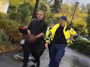 Φωτογραφία για Μπισμπίκης: «Μου έφυγε το τιμόνι και προκάλεσα ζημιά σε παρκαρισμένα αυτοκίνητα»