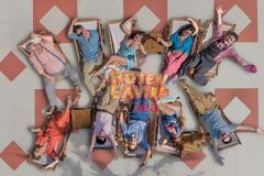 Κριτική: Hotel Elvira – Μια προσπάθεια για feel-good, αλλά με αδύναμες ερμηνείες