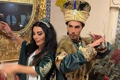 Πόπη Μαλλιωτάκη - Βασίλης Λαζαρίδης: Πρεμιέρα στους «Escapers» με πλουμιστές φορεσιές, μαϊμού τσάντες και πασαρέλα