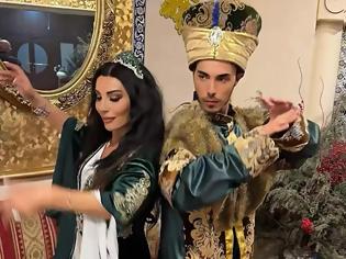 Φωτογραφία για Πόπη Μαλλιωτάκη - Βασίλης Λαζαρίδης: Πρεμιέρα στους «Escapers» με πλουμιστές φορεσιές, μαϊμού τσάντες και πασαρέλα