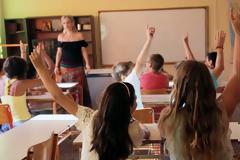 Όταν οι γονείς «μοιράζουν» απειλές και αναφορές και οι δάσκαλοι γίνονται αποδιοπομπαίοι τράγοι