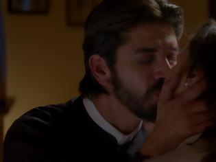 Φωτογραφία για Άγιος έρωτας - Χλόη και πατήρ Νικόλαος δεν μπορούν να αγνοήσουν τα συναισθήματά τους