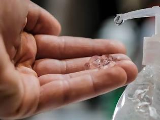 Φωτογραφία για Η ΕΕ μελετά απαγόρευση της αιθανόλης στα απολυμαντικά χεριών λόγω φόβων για αυξημένο κίνδυνο καρκίνου