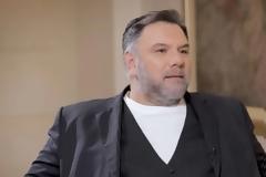 Γρηγόρης Αρναούτογλου: «Ήμουν τόσο θρησκόληπτος που δεν έκανα σεξ κάθε Τετάρτη και Παρασκευή»