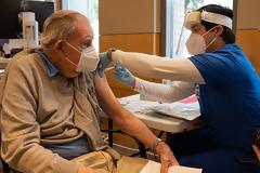 Γιατί τα εμβόλια είναι λιγότερο αποτελεσματικά στους ηλικιωμένους – Νέα επιστημονική ανακάλυψη