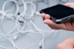 Η ΤΑΧΕΙΑ ΦΟΡΤΙΣΗ ΚΙΝΗΤΩΝ ΤΗΛΕΦΝΩΝ ΒΛΑΠΤΕΙ ΤΗΝ ΜΠΑΤΑΡΙΑ- ΤΙ ΑΠΟΚΑΛΥΠΤΕΙ ΕΡΕΥΝΑ