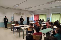 Διανομή της Καινής Διαθήκης σε μαθητές σχολείων από τον Μητροπολίτη Θεσσαλιώτιδος Τιμόθεο