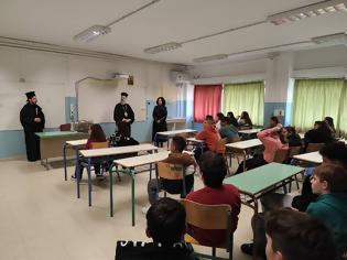 Φωτογραφία για Διανομή της Καινής Διαθήκης σε μαθητές σχολείων από τον Μητροπολίτη Θεσσαλιώτιδος Τιμόθεο