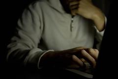 Dark web: ΠΟΙΟΙ ΤΟ ΠΡΟΤΙΜΟΥΝ, ΟΙ ΚΙΝΔΥΝΟΙ ΚΑΙ ΟΙ ΕΠΙΘΕΣΕΙΣ ΣΤΟ INTERNET