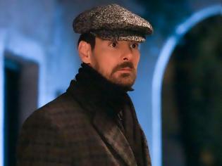 Φωτογραφία για Grand Hotel: Ο Πέτρος φτάνει έξω από το Grand Hotel και μαθαίνει ότι η Αλίκη έχει εξαφανιστεί