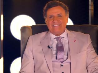 Φωτογραφία για Χάρης Ρώμας: H viral φωτογραφία που δημιουργήθηκε με ΑΙ για το «Κωνσταντίνου και Ελένης» και τα πάνω από 300 τηλέφωνα για να ρωτήσουν αν ξαναρχίζουν