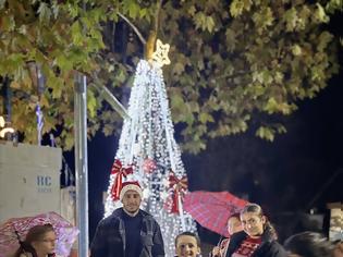 Φωτογραφία για Δημήτρης Μπενέκος : Παρότι η βροχή δεν σταμάτησε στιγμή, σήμερα ζήσαμε μια από τις πιο όμορφες στιγμές μας: το άναμα του  Χριστουγεννιάτικου δέντρου!