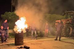 Το πρώτο βράδυ των αγροτών στα μπλόκα – Τι αποφάσισαν (φωτο-video)