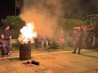 Φωτογραφία για Το πρώτο βράδυ των αγροτών στα μπλόκα – Τι αποφάσισαν (φωτο-video)