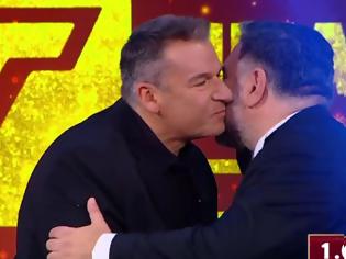 Φωτογραφία για Λιάγκας – Αρναούτογλου: Η στιγμή που ένωσε ξανά τους δύο παρουσιαστές στον Τηλεμαραθώνιο